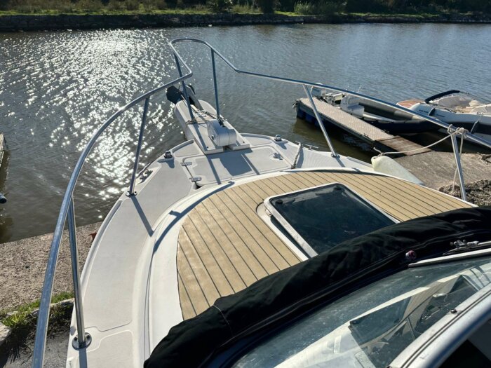 BOSTON WHALER 23 CONQUEST Cabin Cruiser – Image 8